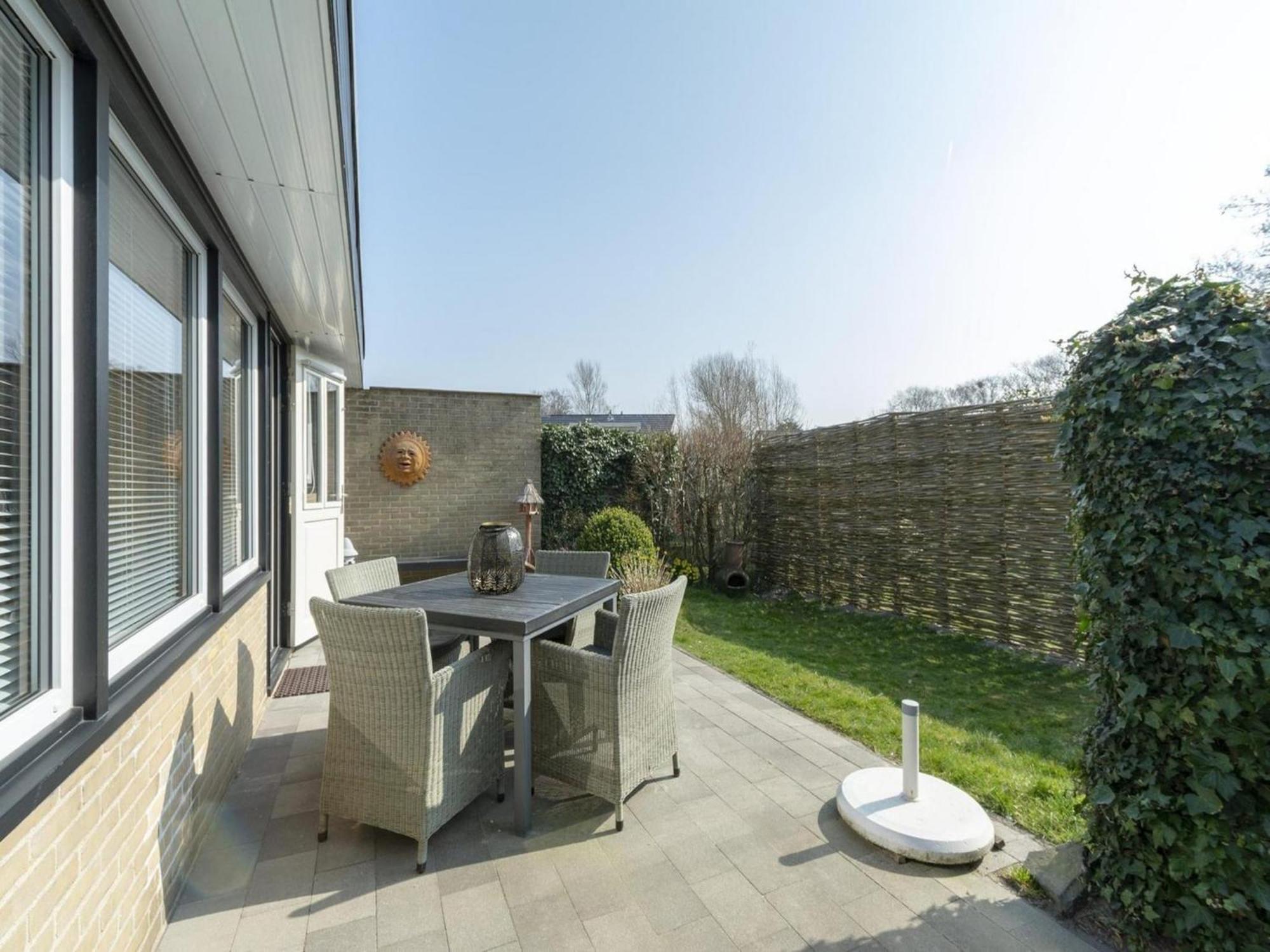 Attractive Bungalow With Modern Furnishings Sint Maartensvlotbrug Exteriör bild