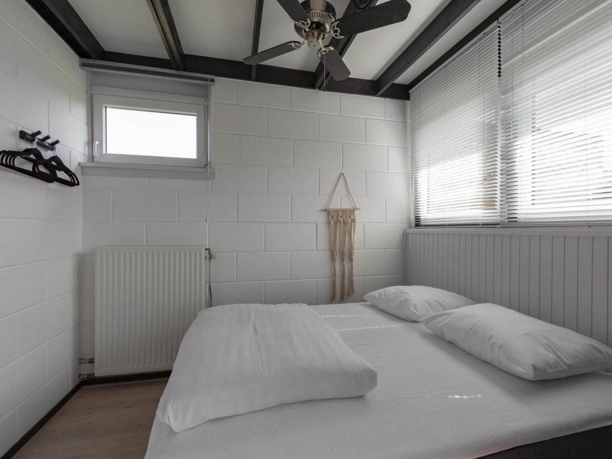 Attractive Bungalow With Modern Furnishings Sint Maartensvlotbrug Exteriör bild