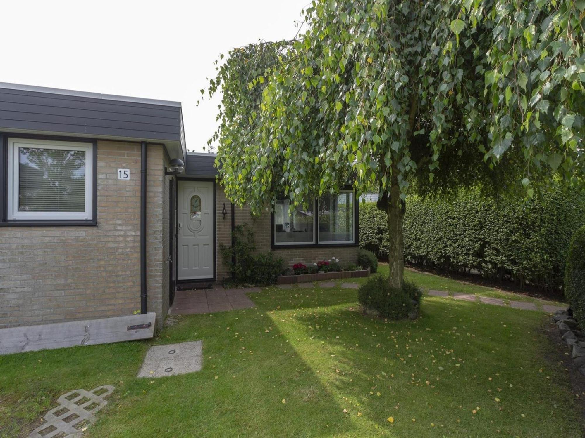 Attractive Bungalow With Modern Furnishings Sint Maartensvlotbrug Exteriör bild