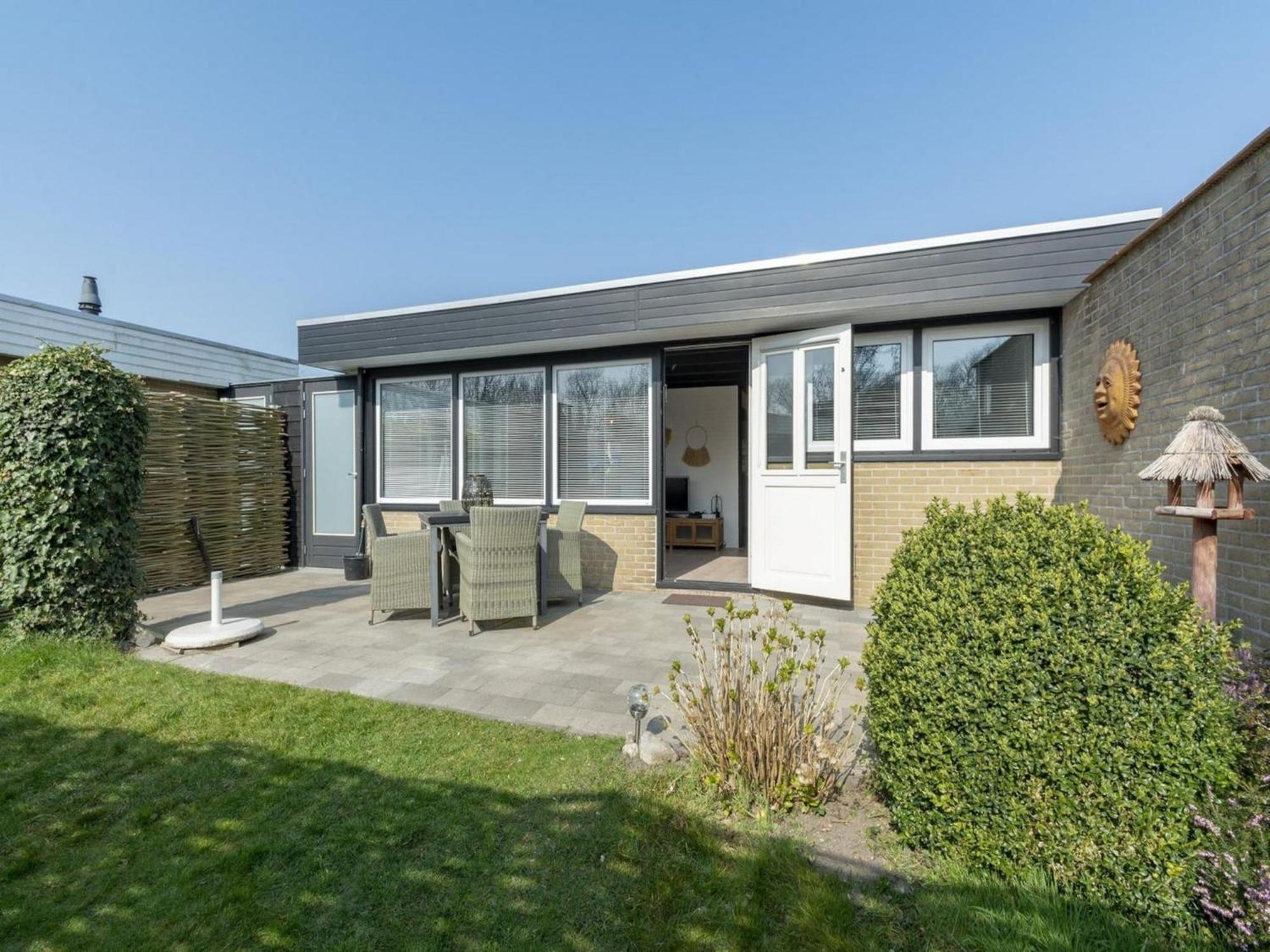 Attractive Bungalow With Modern Furnishings Sint Maartensvlotbrug Exteriör bild