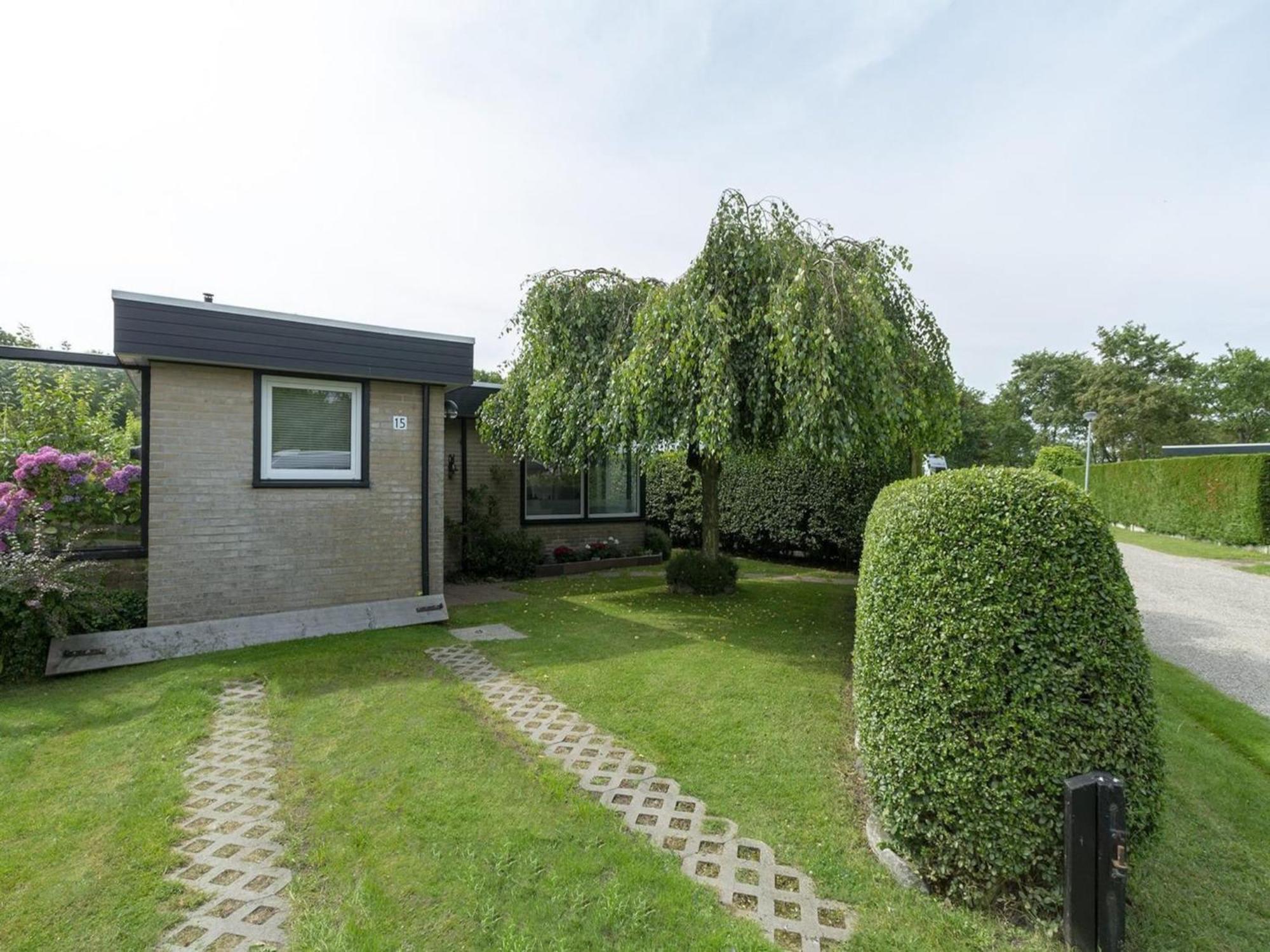 Attractive Bungalow With Modern Furnishings Sint Maartensvlotbrug Exteriör bild